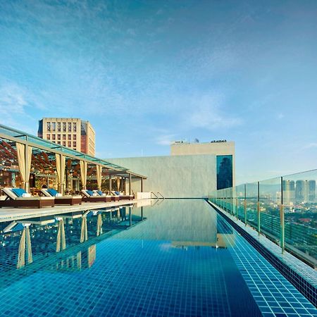 Hotel Stripes Kuala Lumpur, Autograph Collection ภายนอก รูปภาพ The swimming pool at the hotel