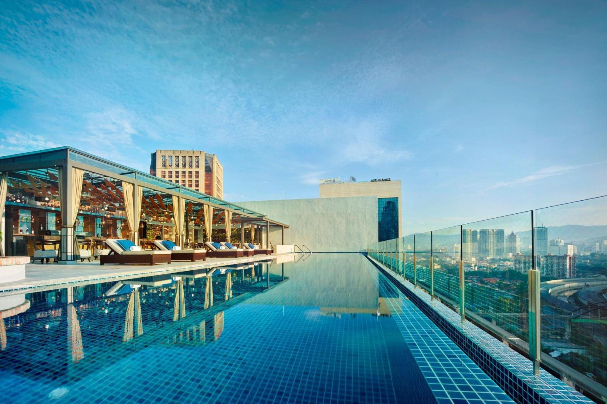 Hotel Stripes Kuala Lumpur, Autograph Collection ภายนอก รูปภาพ The swimming pool at the hotel