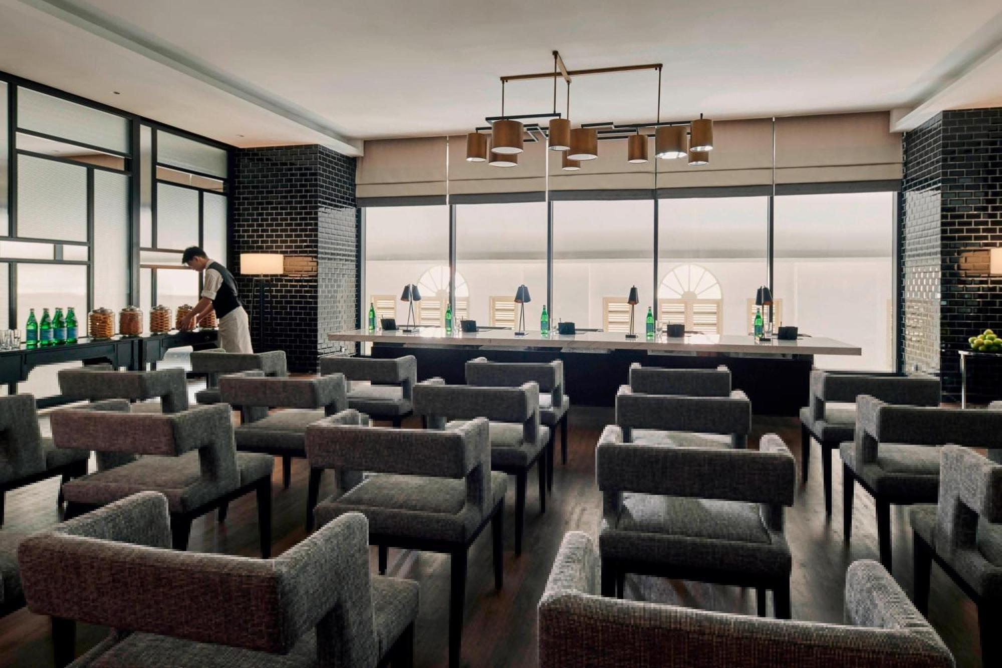 Hotel Stripes Kuala Lumpur, Autograph Collection ภายนอก รูปภาพ The lounge at the airport