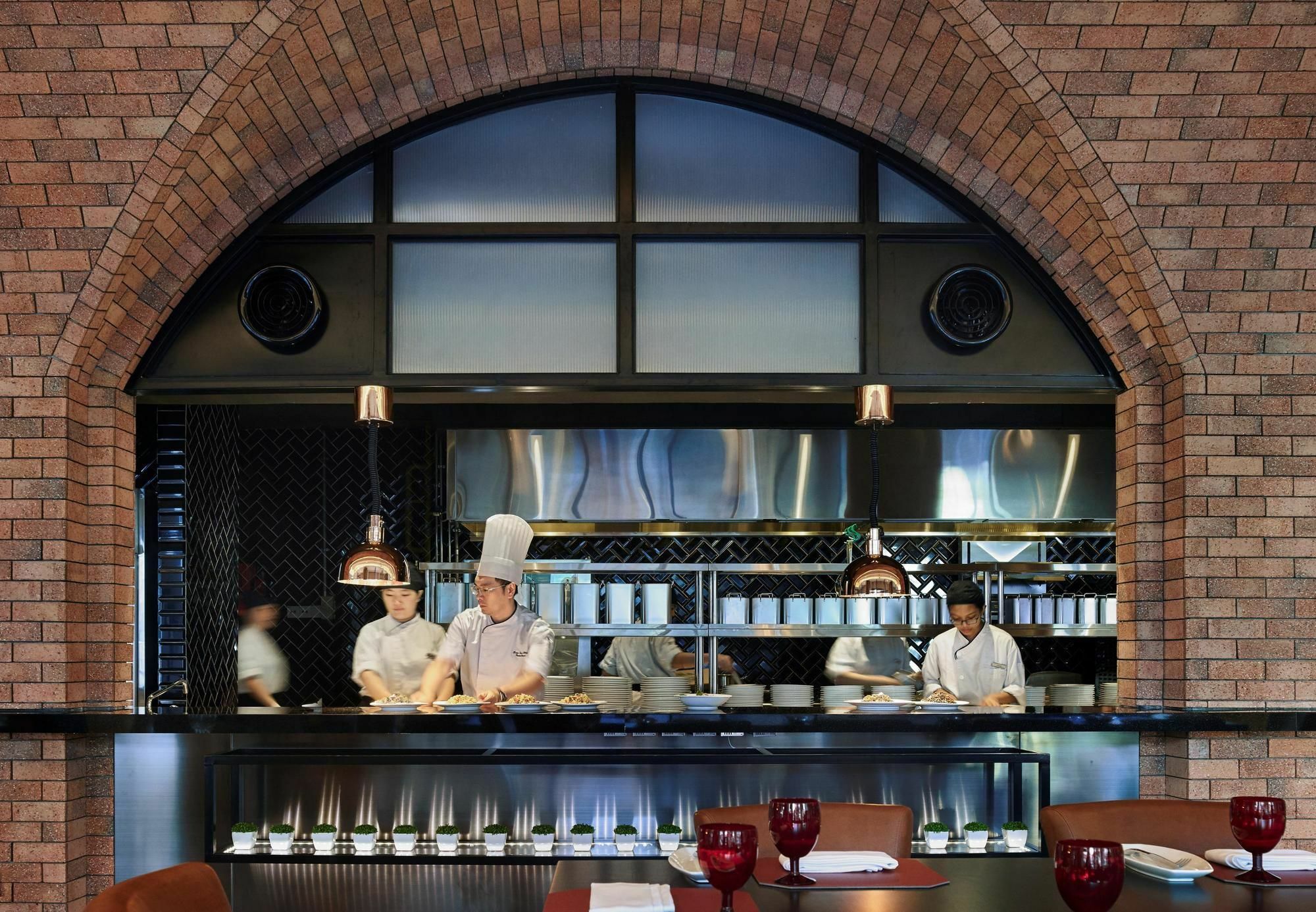 Hotel Stripes Kuala Lumpur, Autograph Collection ภายนอก รูปภาพ The open kitchen at the restaurant